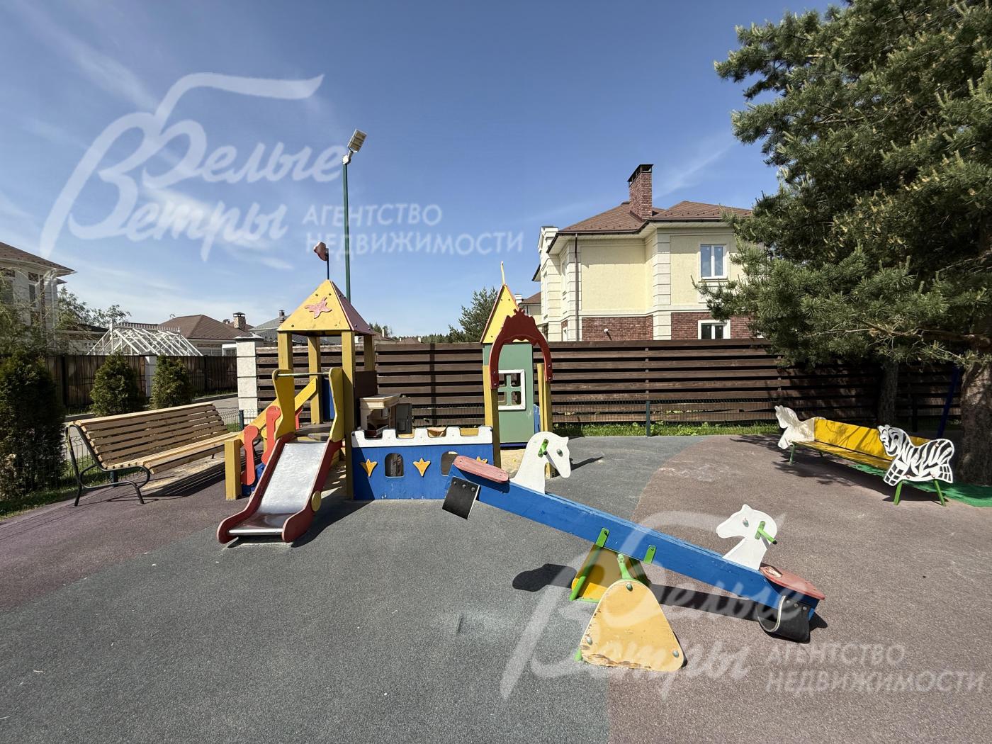 На территории детского парка - много качелей, горок, есть скамейки для отдыха