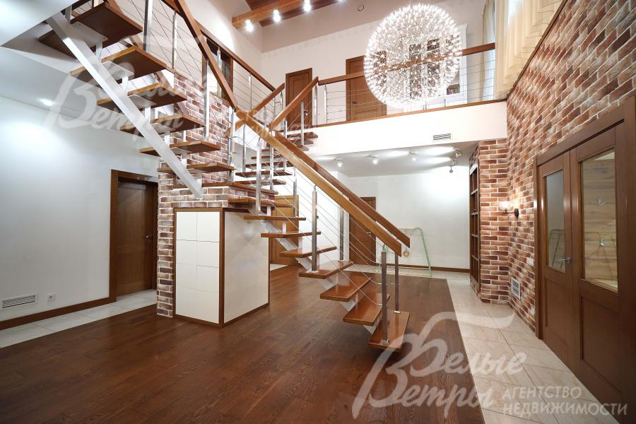 На второй этаж ведёт парящая лестница на открытом металлическом каркасе