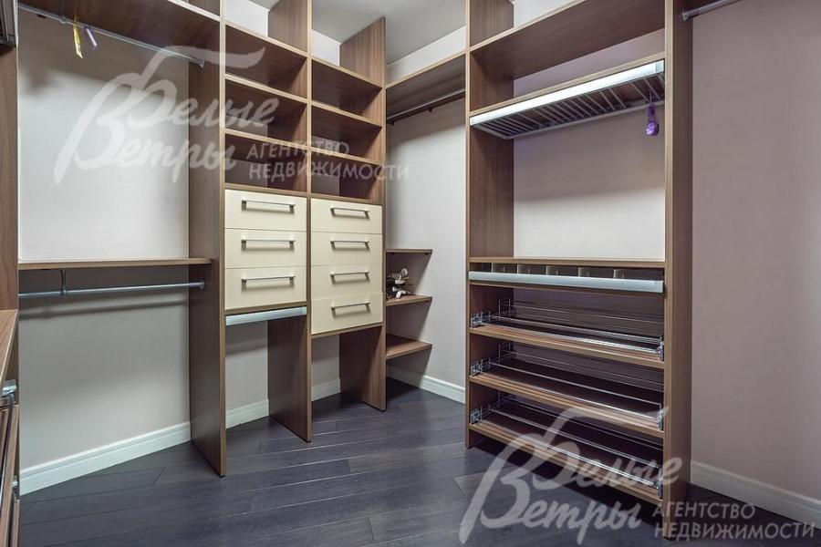 Большая гардеробная в главной спальне