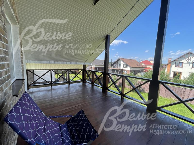 Большой балкон площадью 20 кв.м в спальне