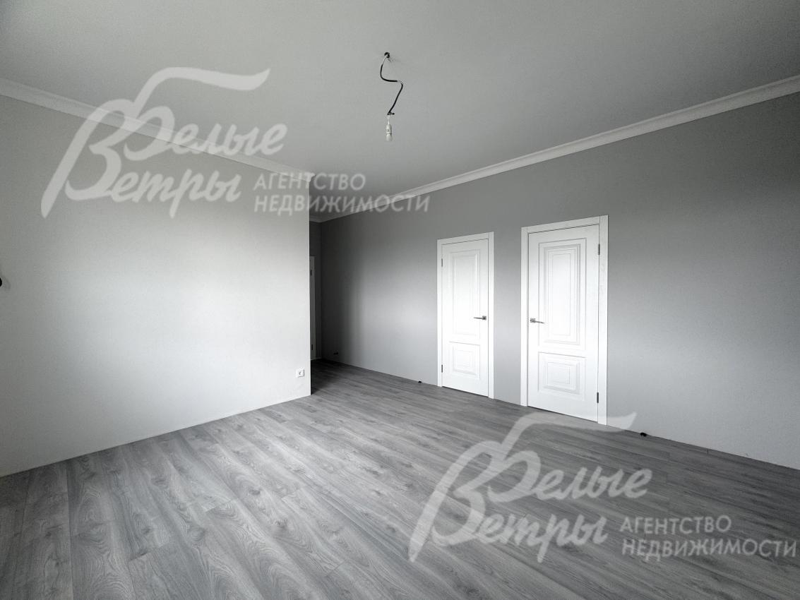 На втором этаже расположены 3 спальни, просторный холл и вторая гостиная