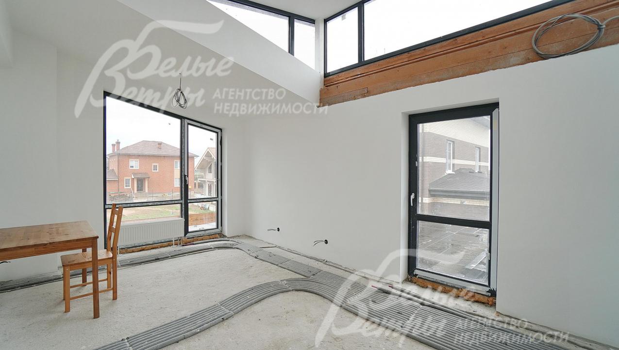 На 2-ом этаже 2 спальни по 19 кв.м и кабинет