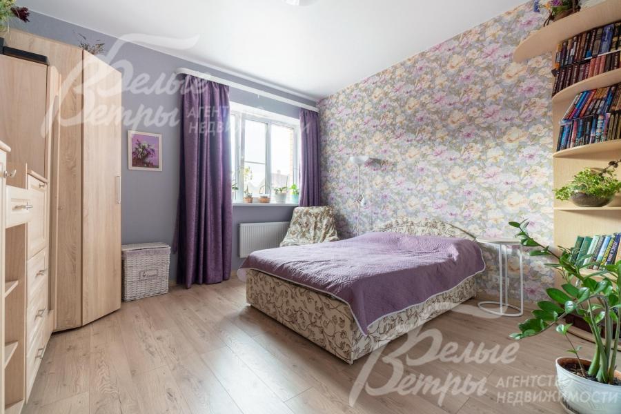 Спальня на первом этаже со спальным гарнитуром