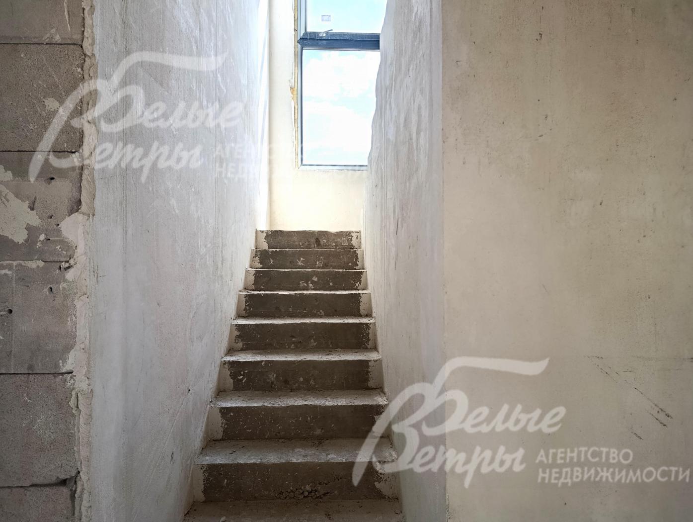 Подготовлена железобетонная лестница, ведущая на второй и мансардный этажи