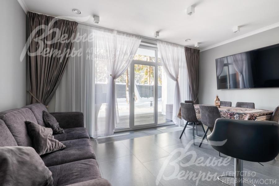 Из кухни-столовой - выход на террасу с маркизой. На полу уложен итальянский крупноформатный керамогранит ATLAS CONCORDE