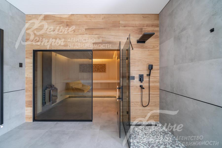 Рядом с сауной - душевая со стеклянной перегородкой