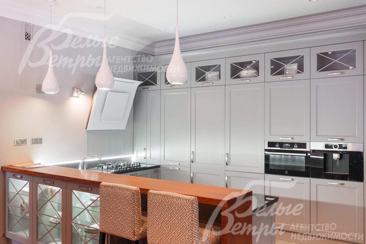 Кухонный гарнитур с витринами, островом и барным столом, выполненный по эскизам дизайнера.