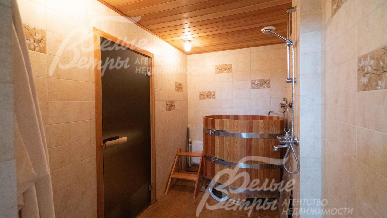 Предбанник с душевой и бочкой-купелью