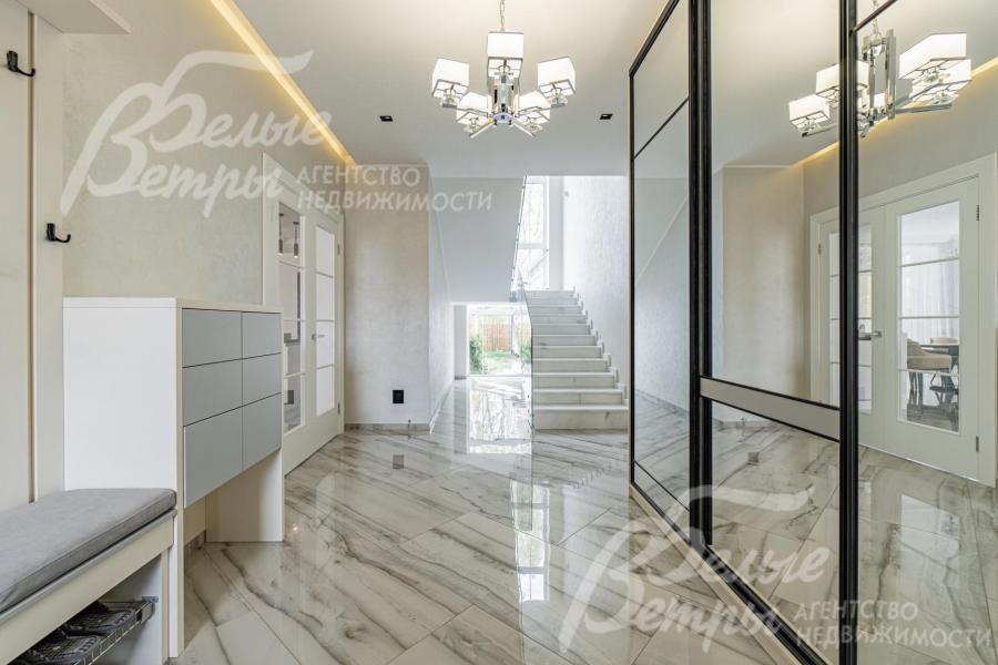 Холл первого этажа