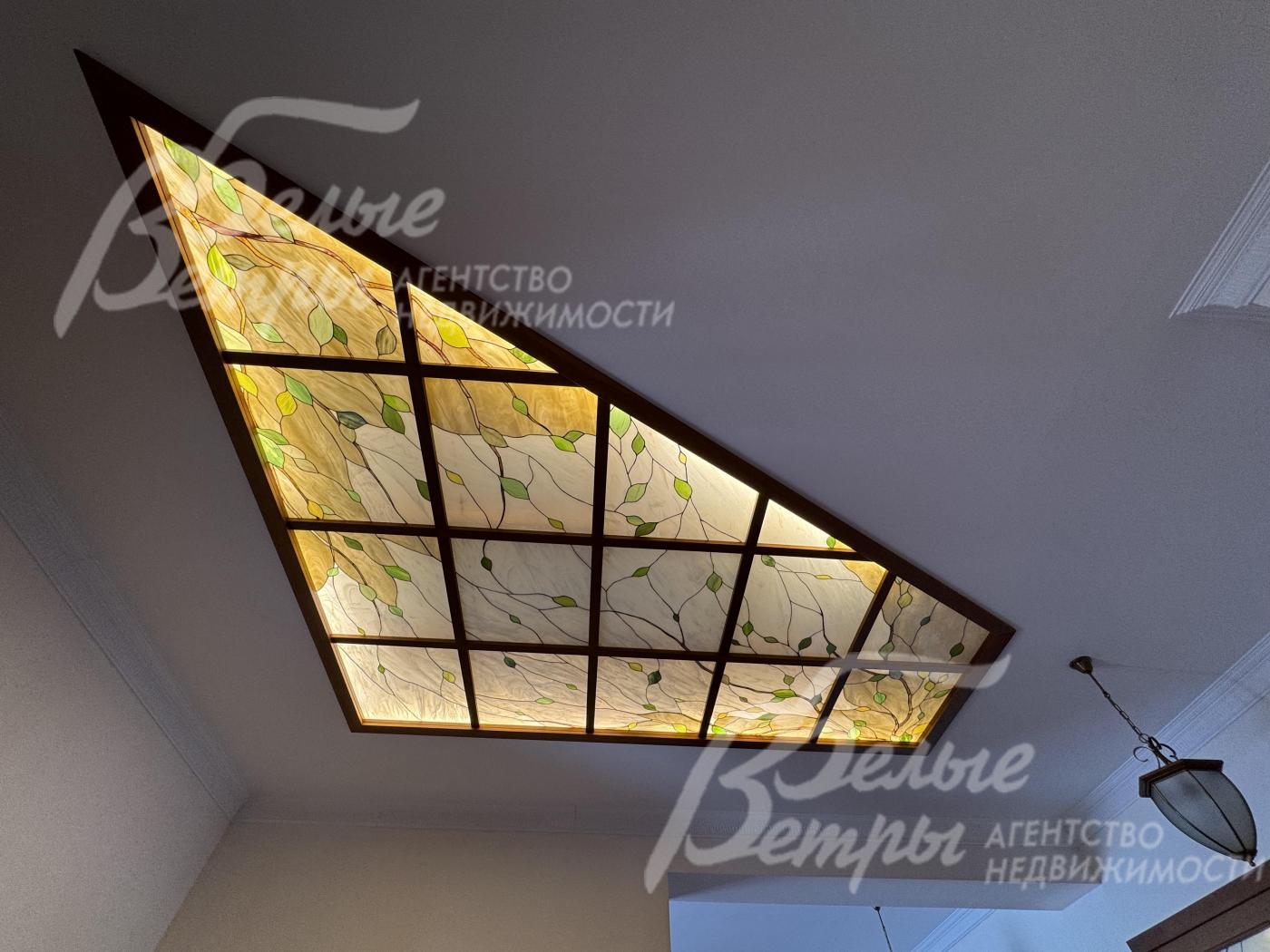 Дом - с витражным остеклением: витраж создает игру света и теней, цветные световые эффекты, которые меняются на протяжении дня