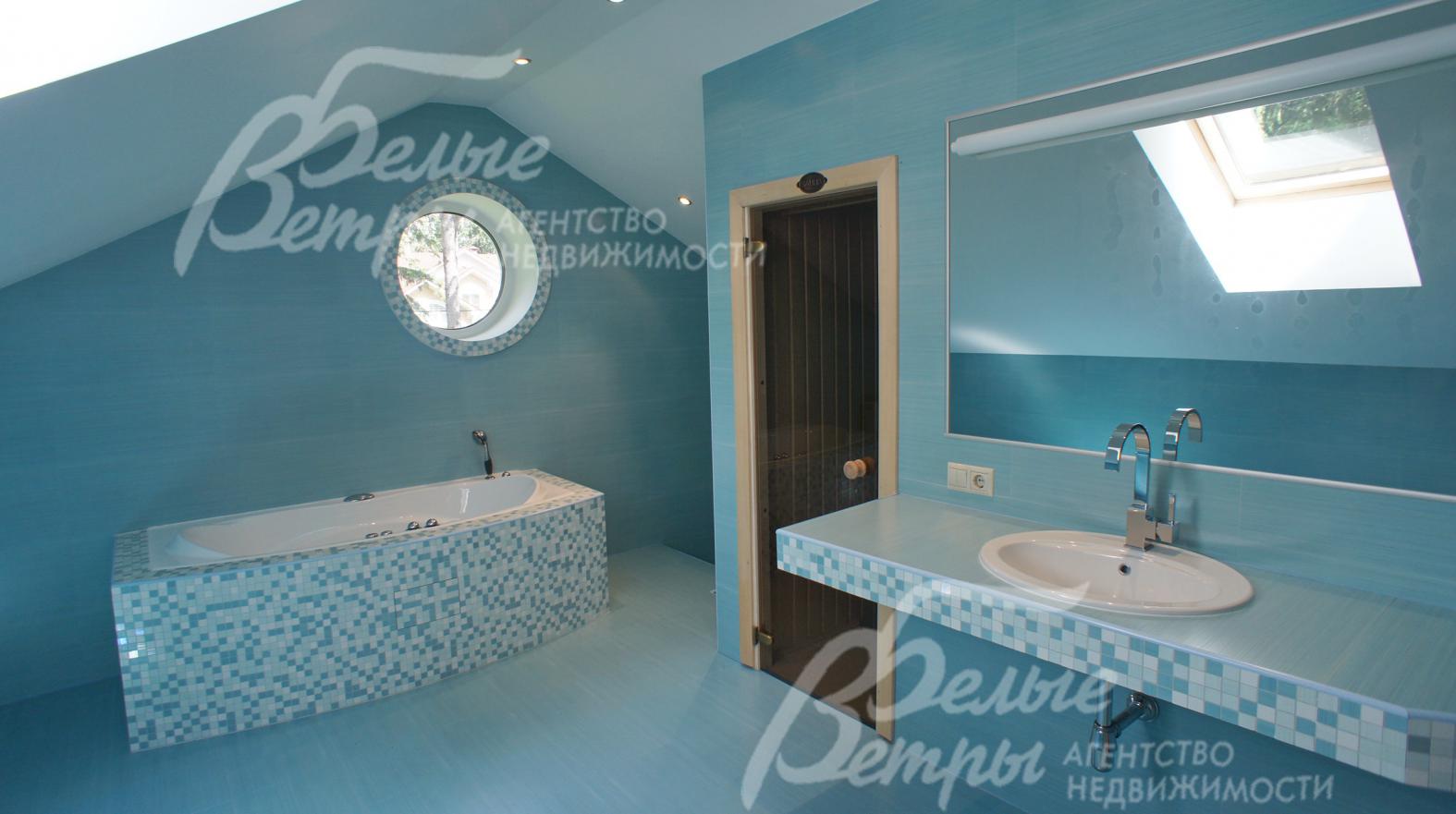 Ванная комната с сауной в хозяйском блоке