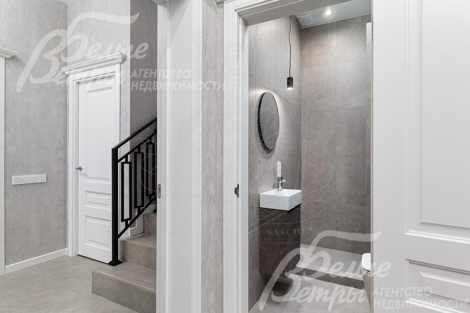 Гостевой санузел с душем на первом этаже