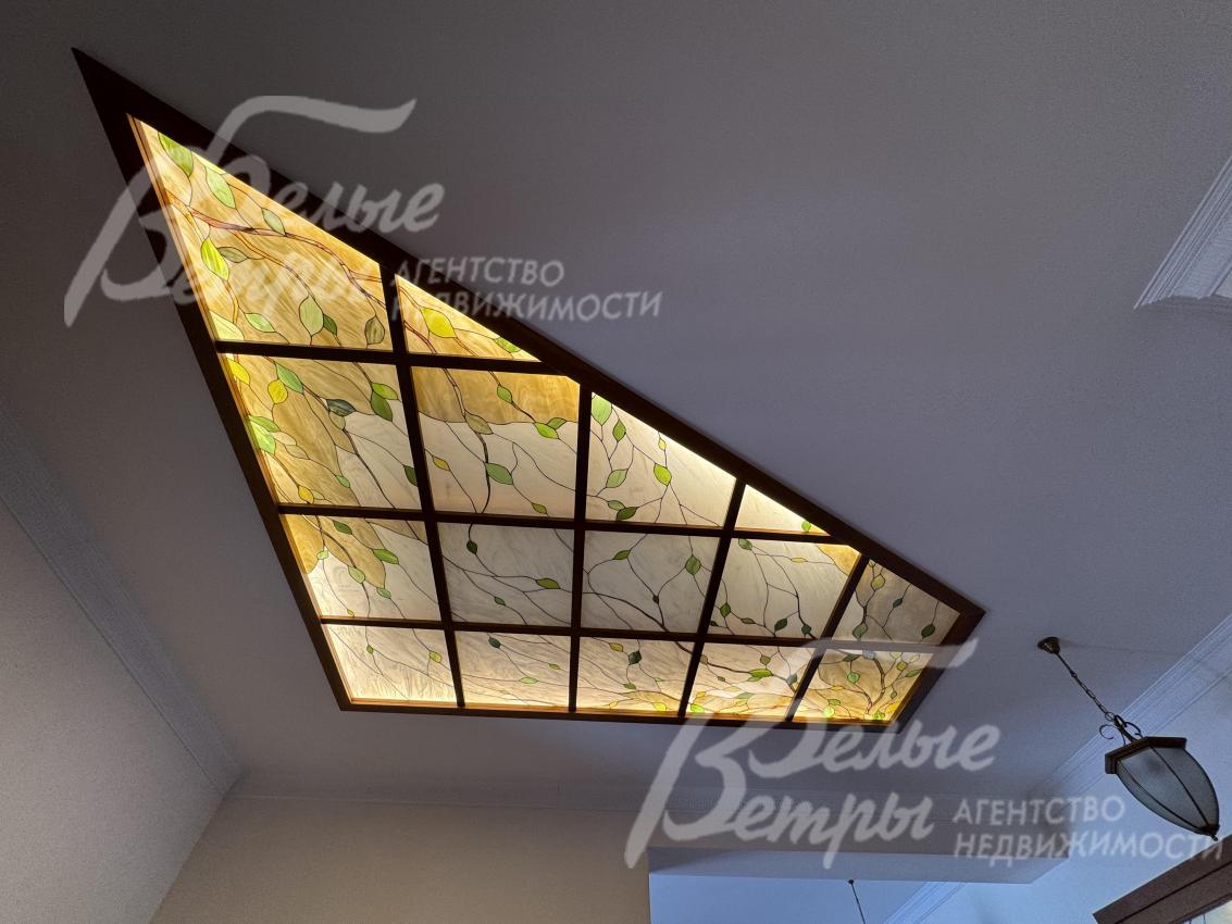 Дом - с витражным остеклением: витраж создает игру света и теней, цветные световые эффекты, которые меняются на протяжении дня