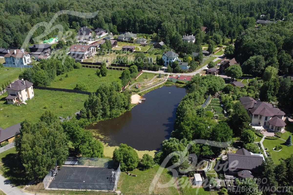 Озеро с зоной отдыха не территории коттеджного поселка
