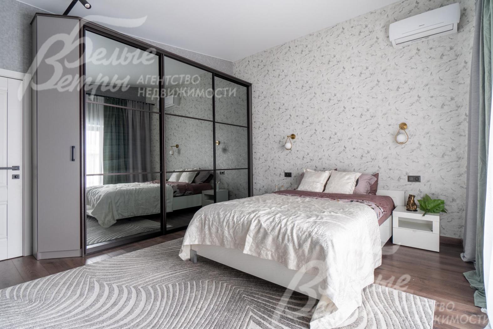 Главная спальня в светлых тонах