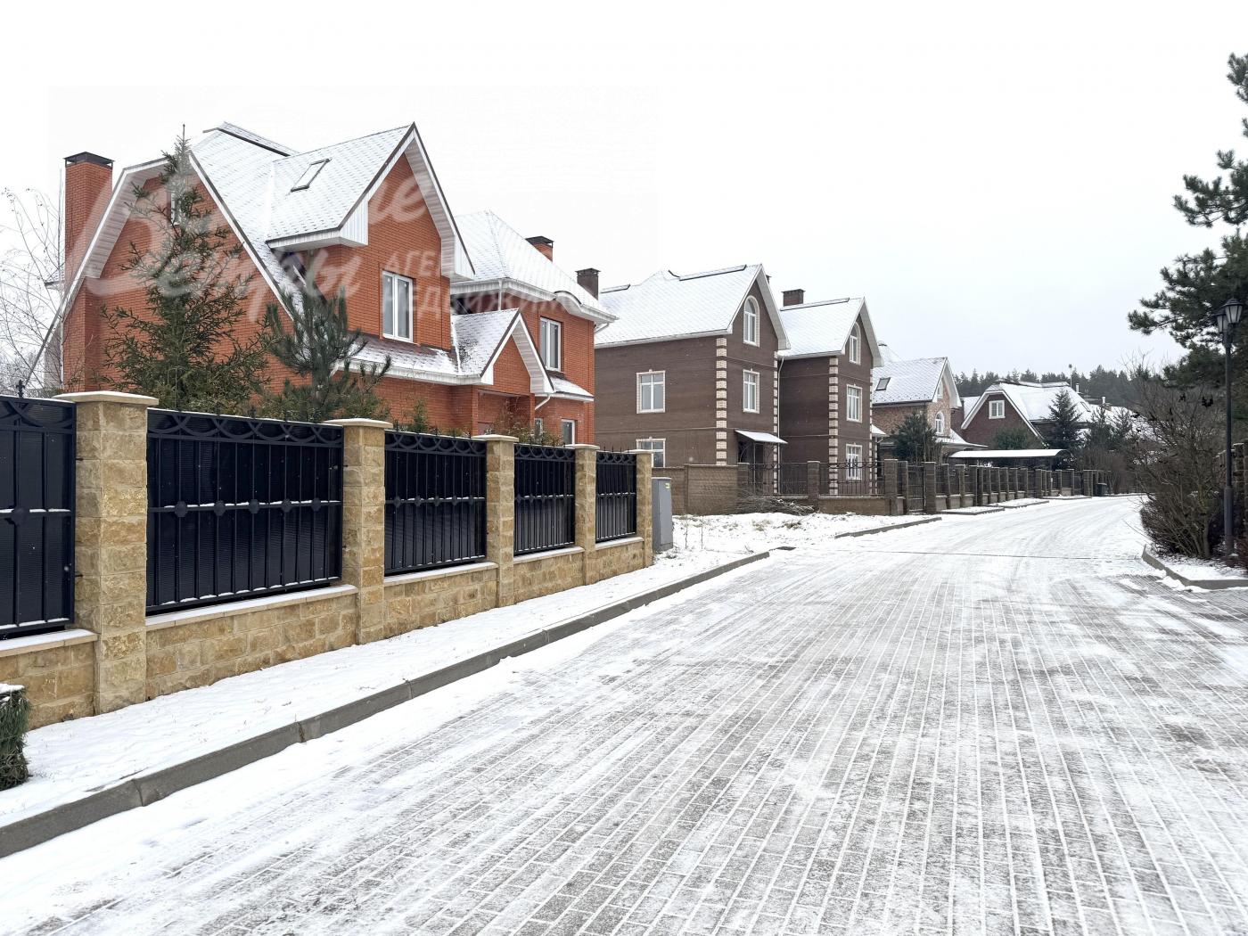 В коттеджном посёлке - собственный лесопарк "Шервудский лес", родниковая зона, детские и спортивные площадки. Коммуникации - под землей