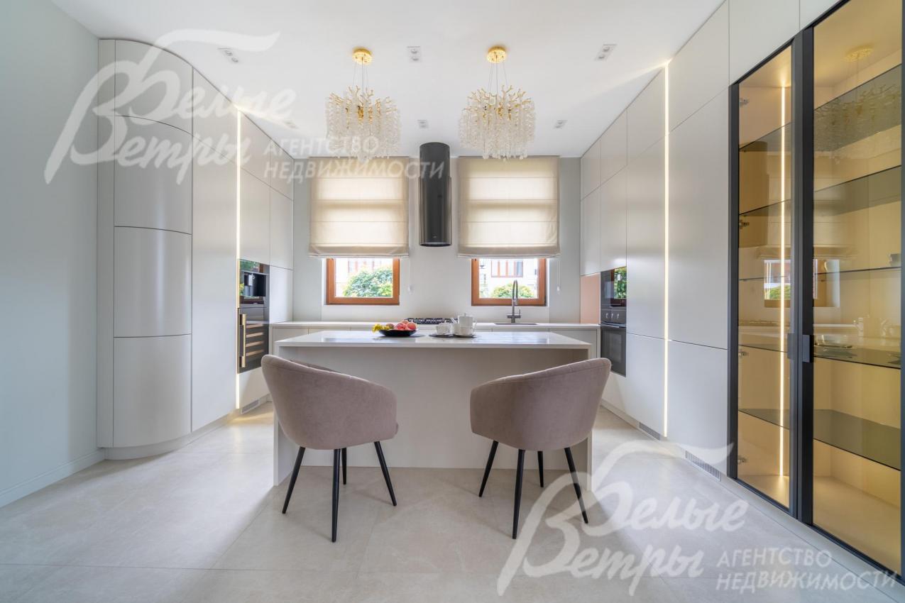 Кухня укомплектованная встроенной бытовой техникой