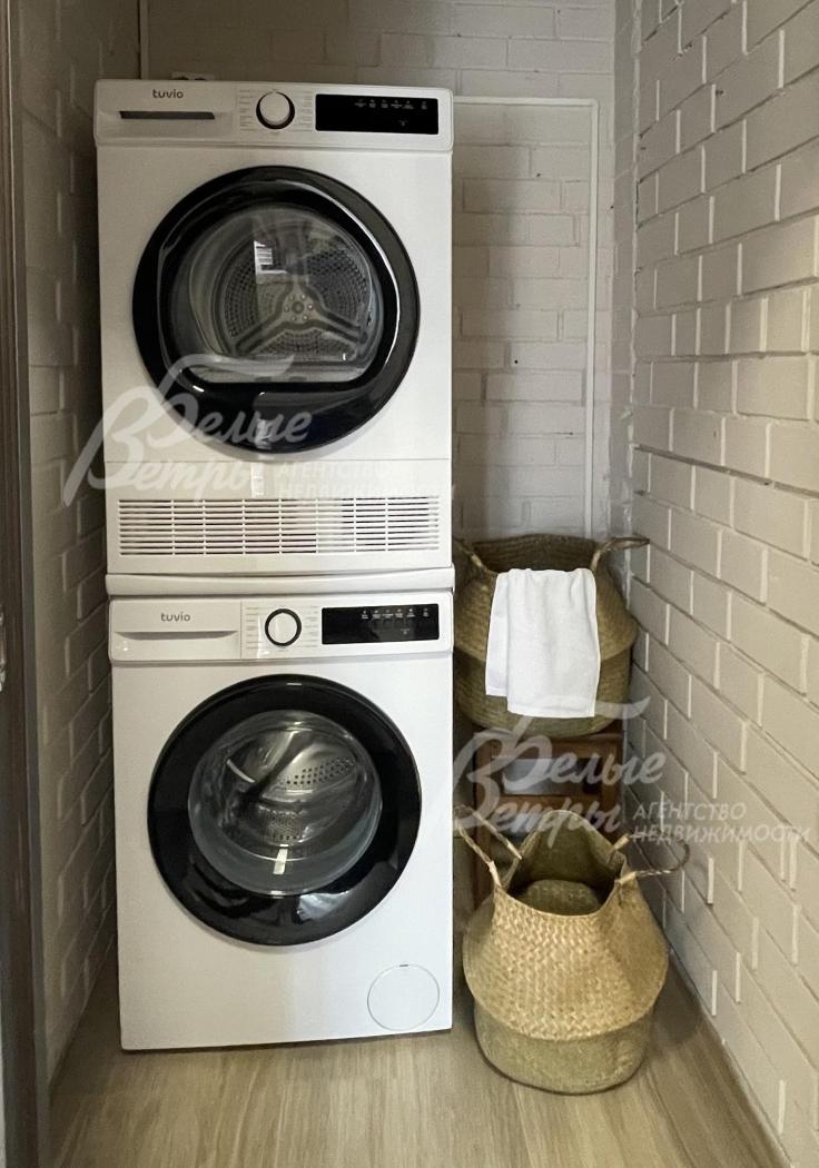 В постирочной стиральная и сушильная машины Tuvio