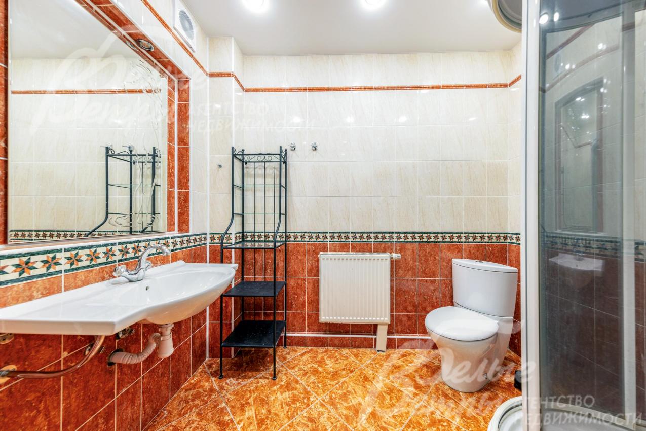 Санузел на первом этаже с душевой, на стенах - коллекционная импортная плитка