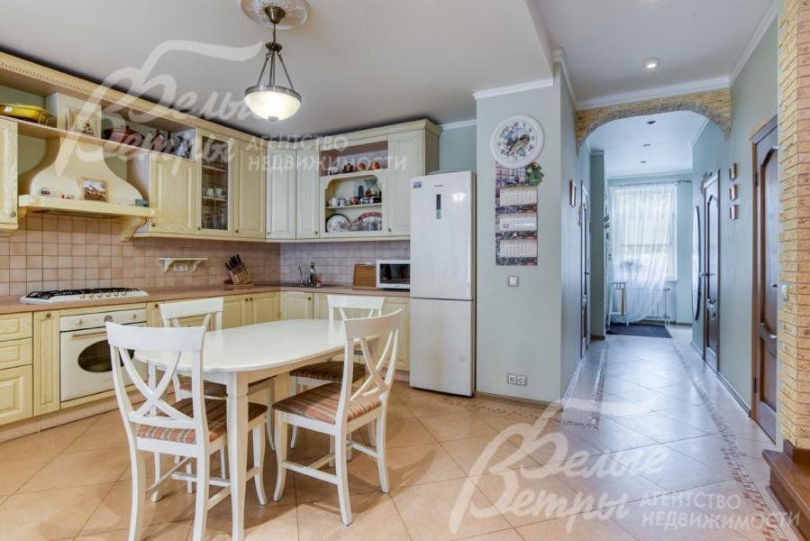 Кухня укомплектована бытовой техникой: холодильником, духовым шкафом, микроволновой печью, вытяжкой и другой