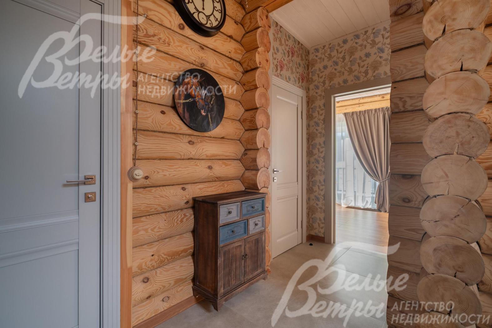 Второй этаж основного дома – бревенчатый, интерьер дополнен яркими акцентами, окна в помещениях - от пола до потолка