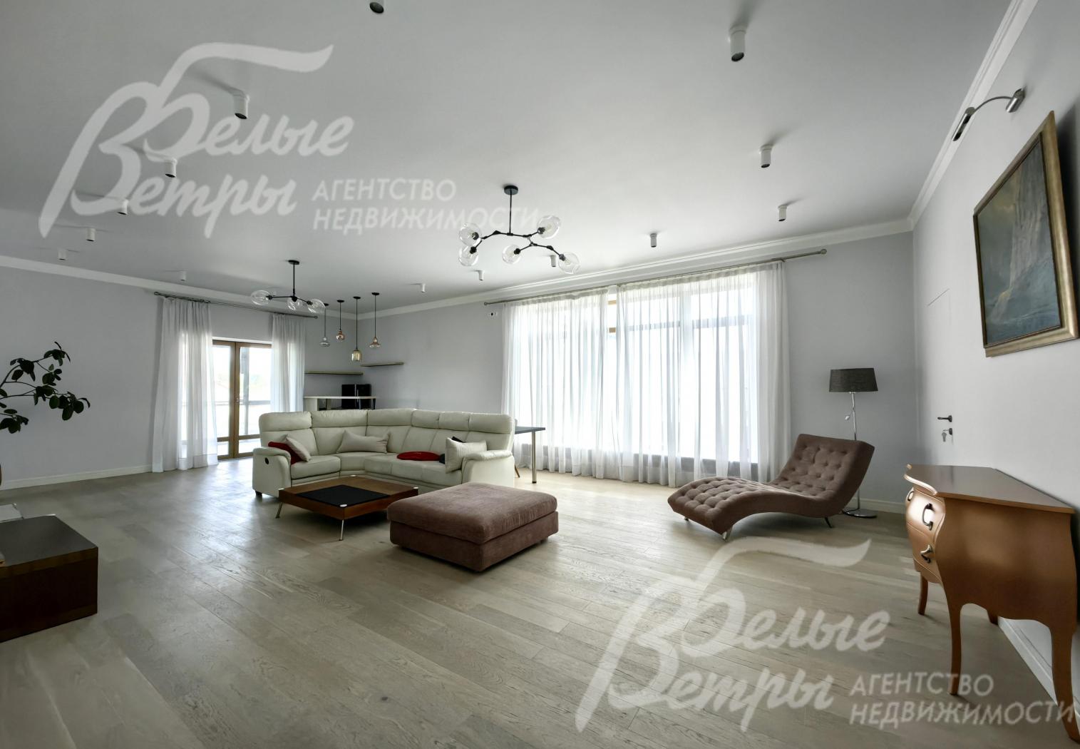 Панорамные окна в гостиной второго этажа