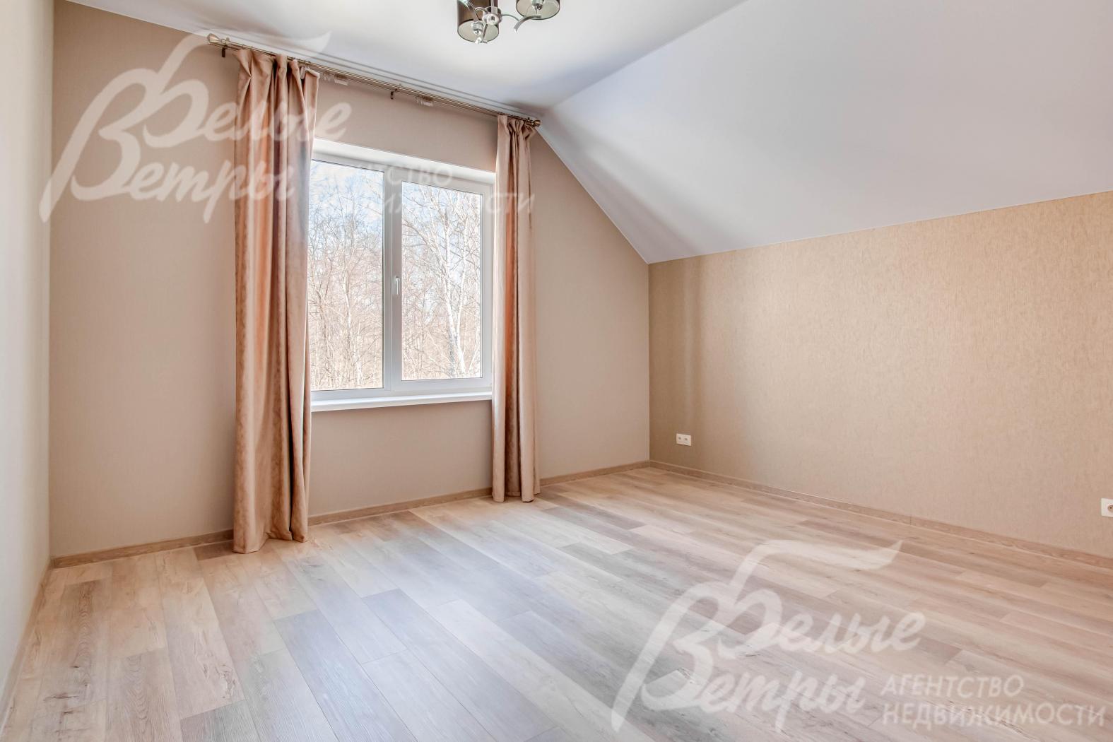 На полу SPC итальянская доска