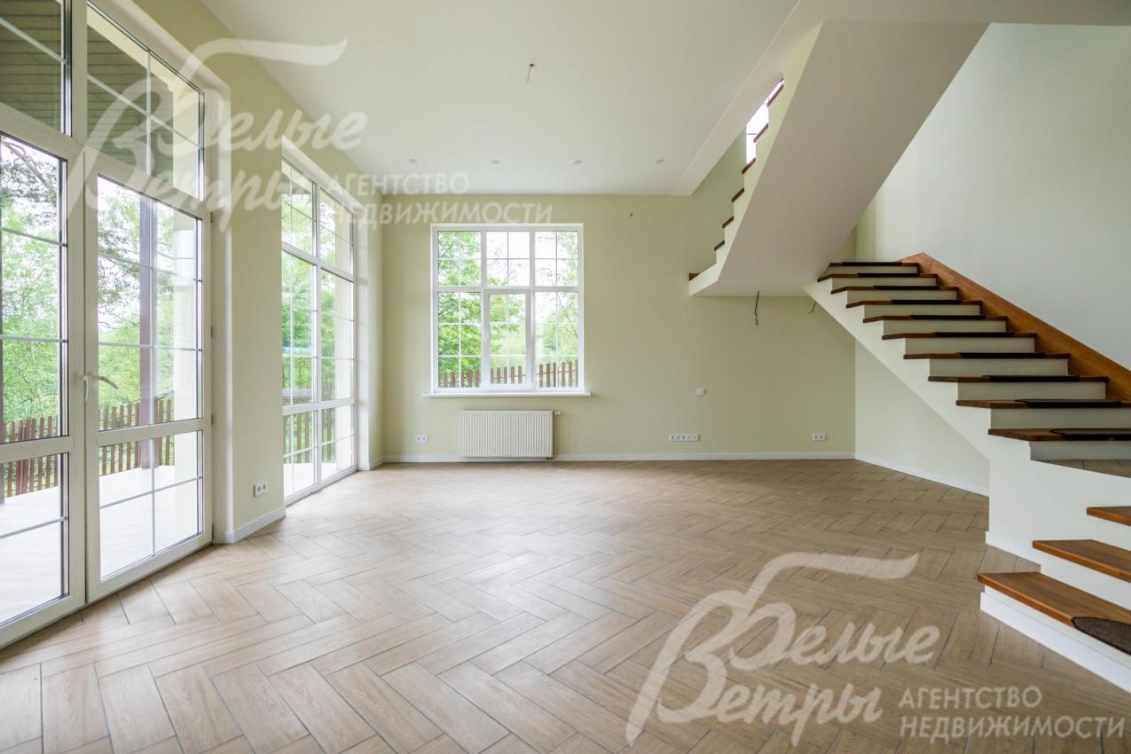 Гостиная с выходом на крытую террасу.