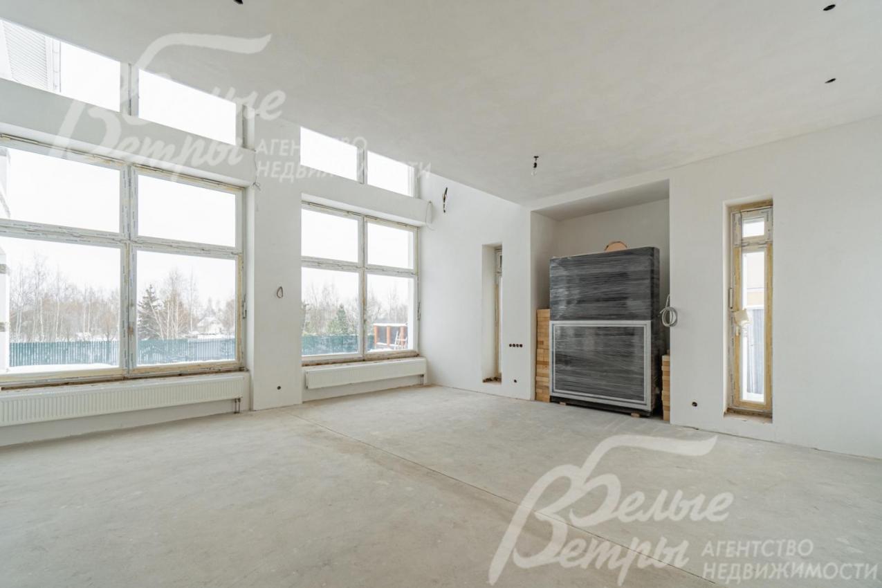 Помещение гостиной, где установлен уникальный немецкий камин.