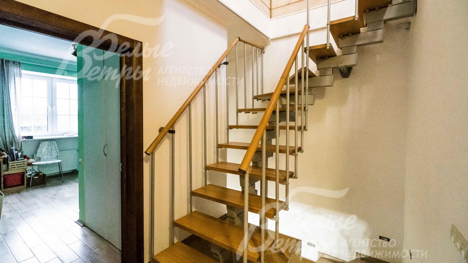 Лестница на мансардный этаж