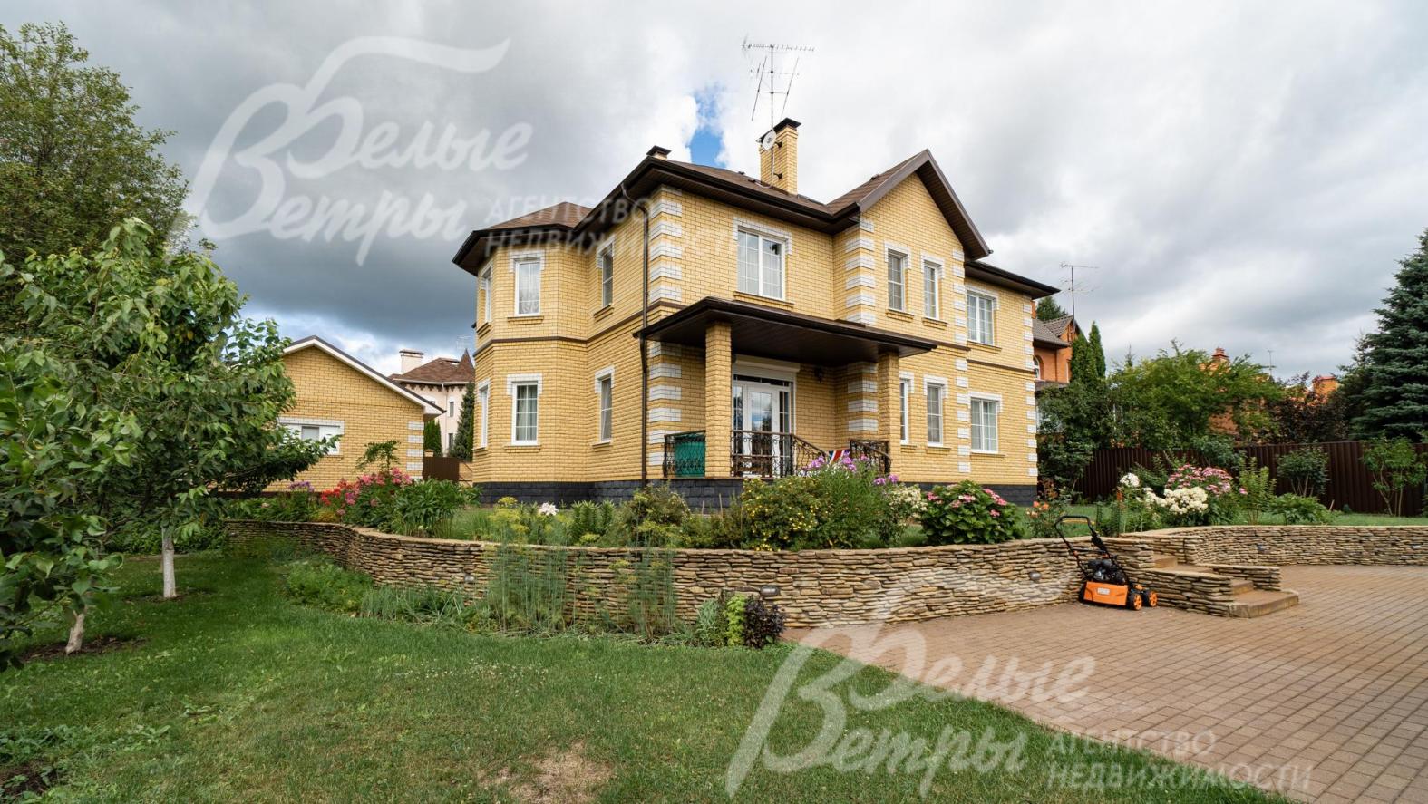 Участок в 2 уровня, разделен элегантной подпорной стенкой из натурального камня