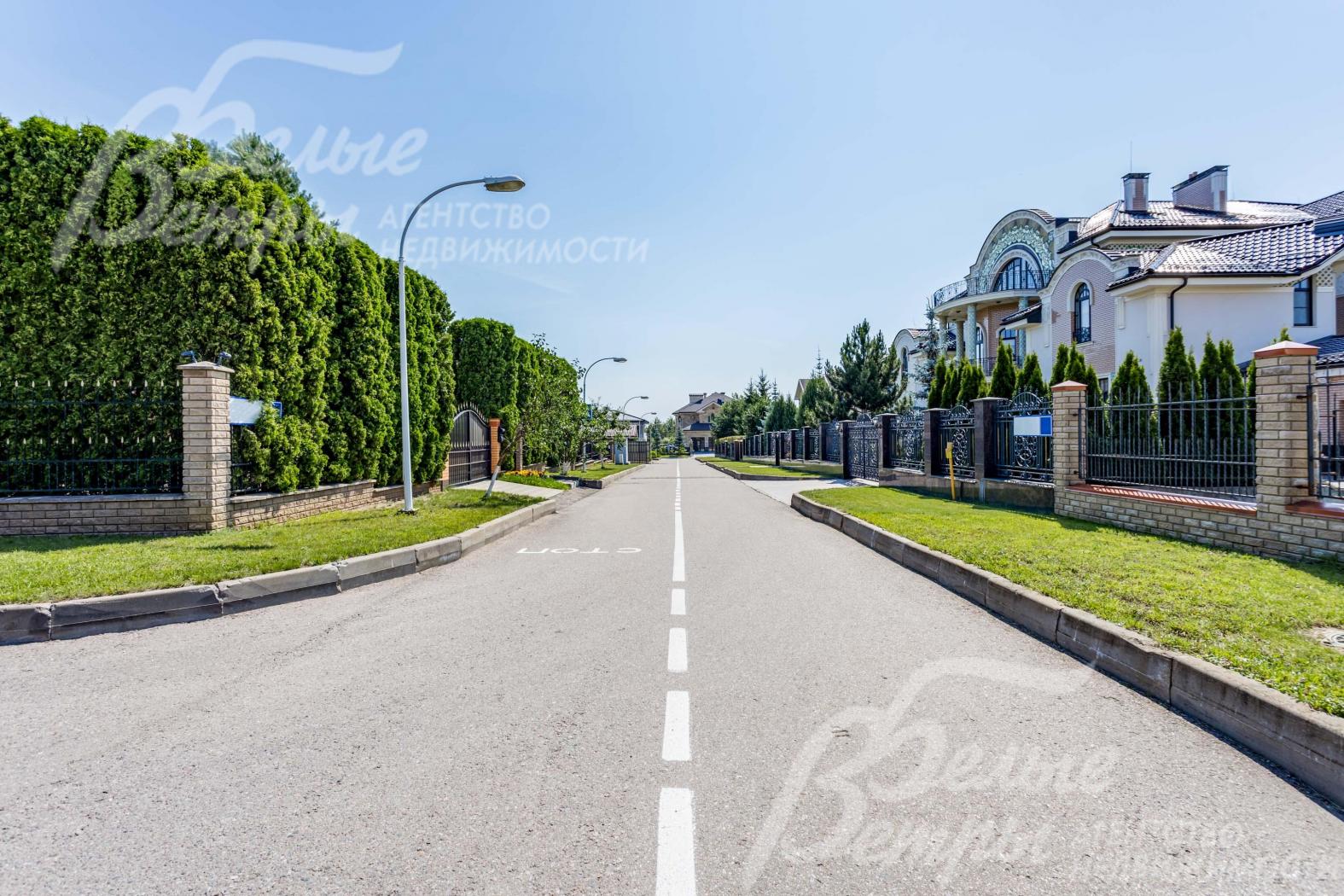 Широкие освещенные асфальтовые дороги