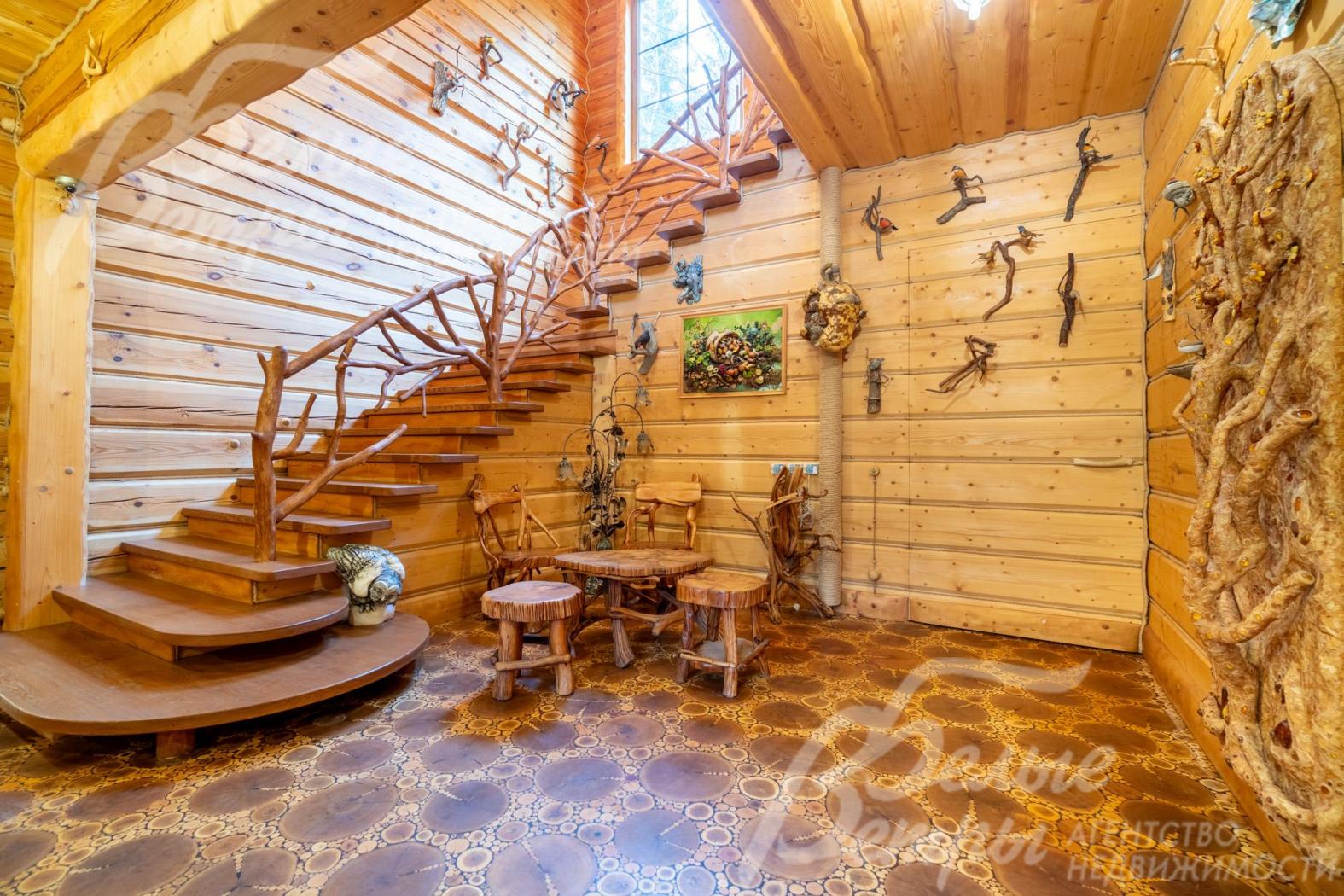 На верхние этажи ведут удобные деревянные лестницы