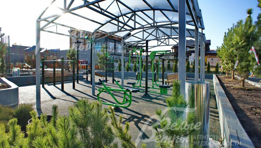 Уличные тренажеры под навесом