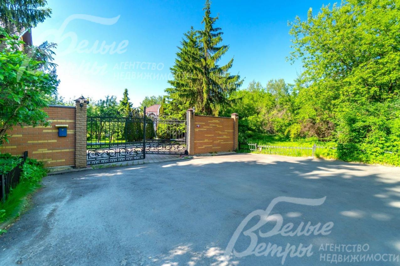 Участок огорожен капитальным забором 2,5м высотой