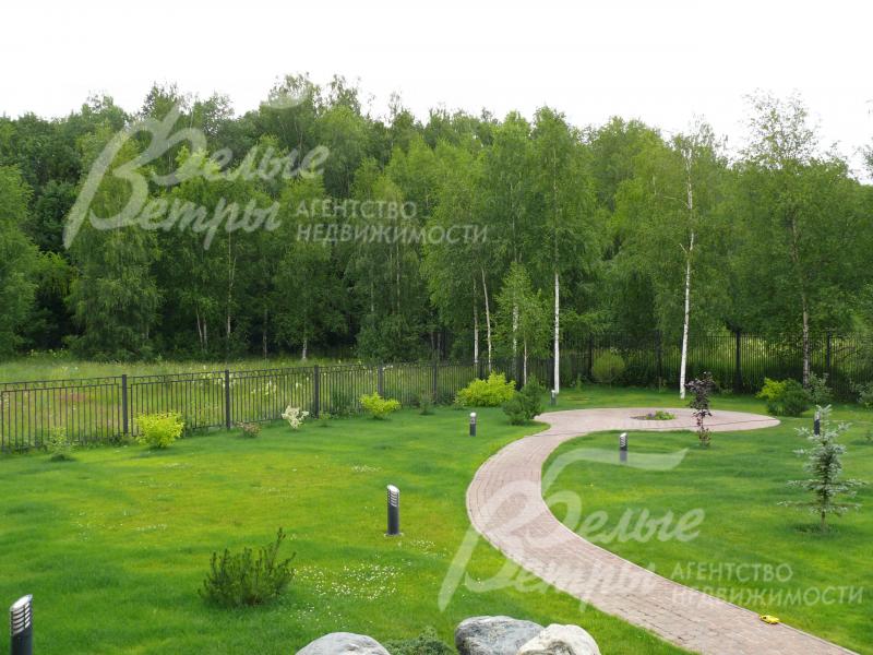 Участок имеет свой выход в лес.