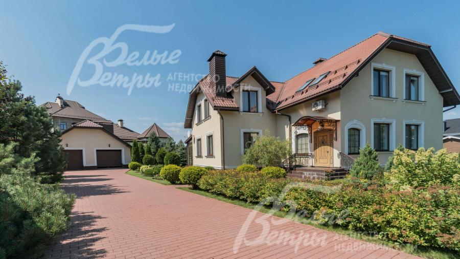 Парковочная площадка перед домом на 6 авто, выложена брусчаткой