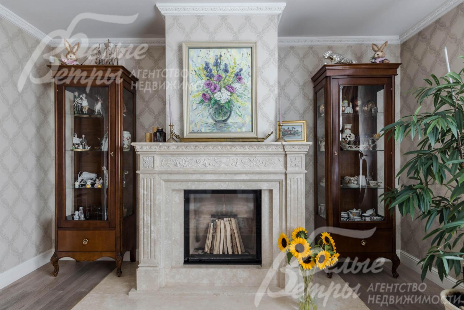 Дровяной камин в гостиной.