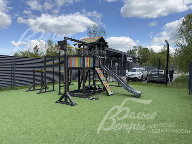 Детская площадка у въезда в посёлок