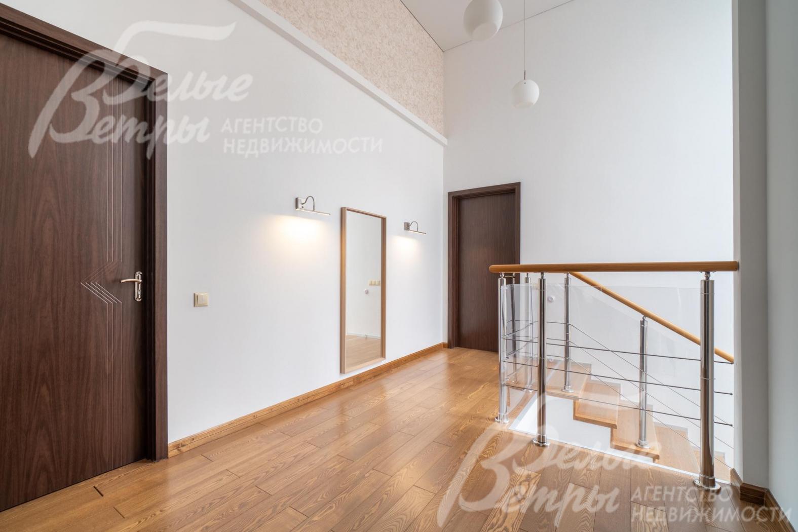 Высота потолков на 2ом этаже более 4 метров.