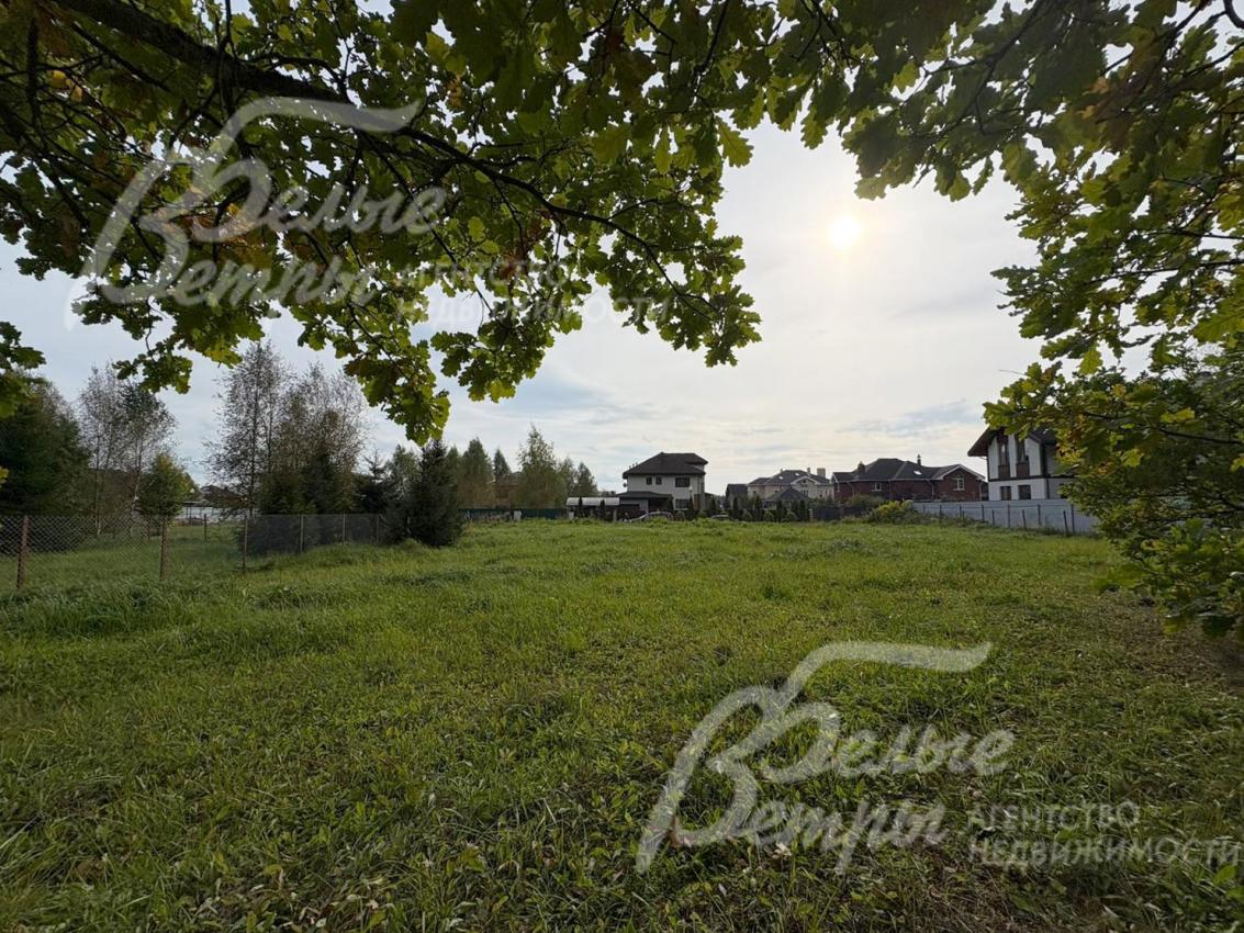 Рядом с участком - заселённые коттеджи