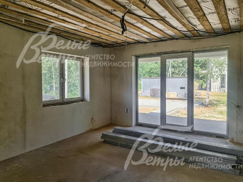 Из гостиной открывается панорамный вид на участок 