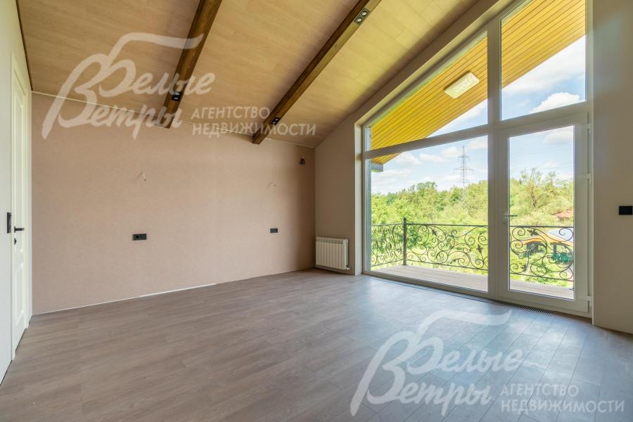 Мастер-спальня на втором этаже с выходом на просторный балкон