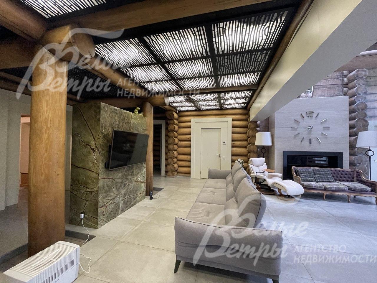 Зона ТВ в гостиной со стеной из мрамора.