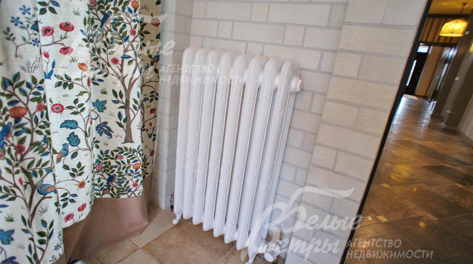 В доме установлены радиаторы Zender Германия дизайнерские чугунные.