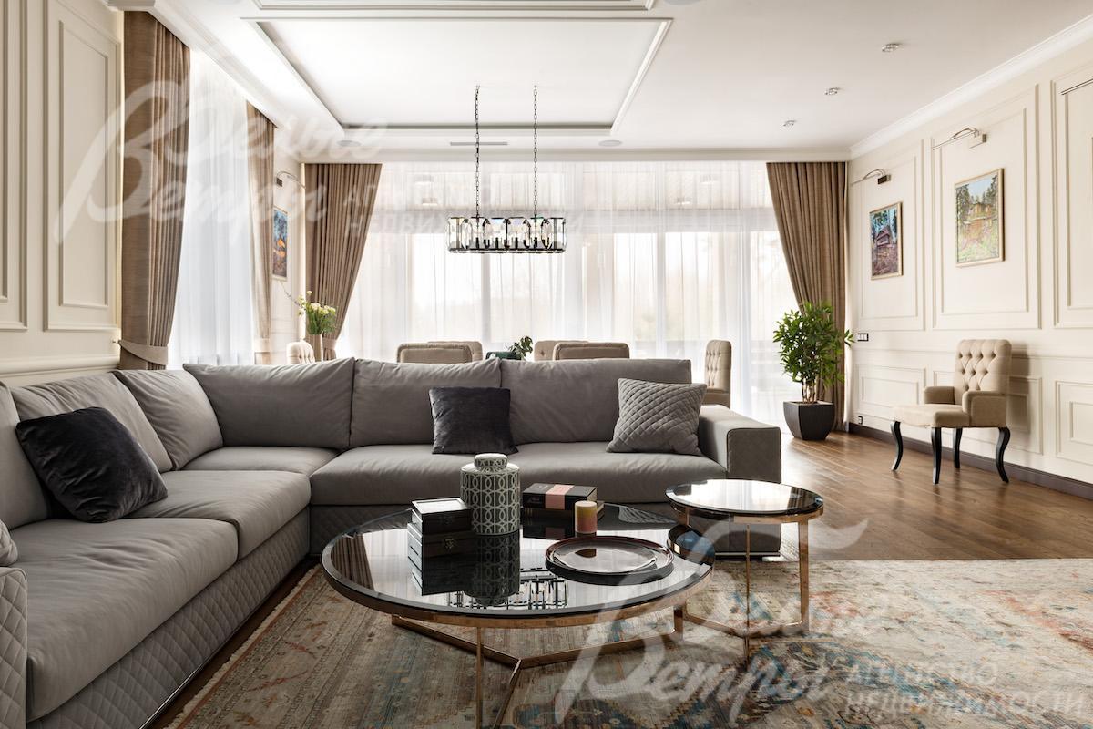 Просторная гостиная с большим угловым диваном