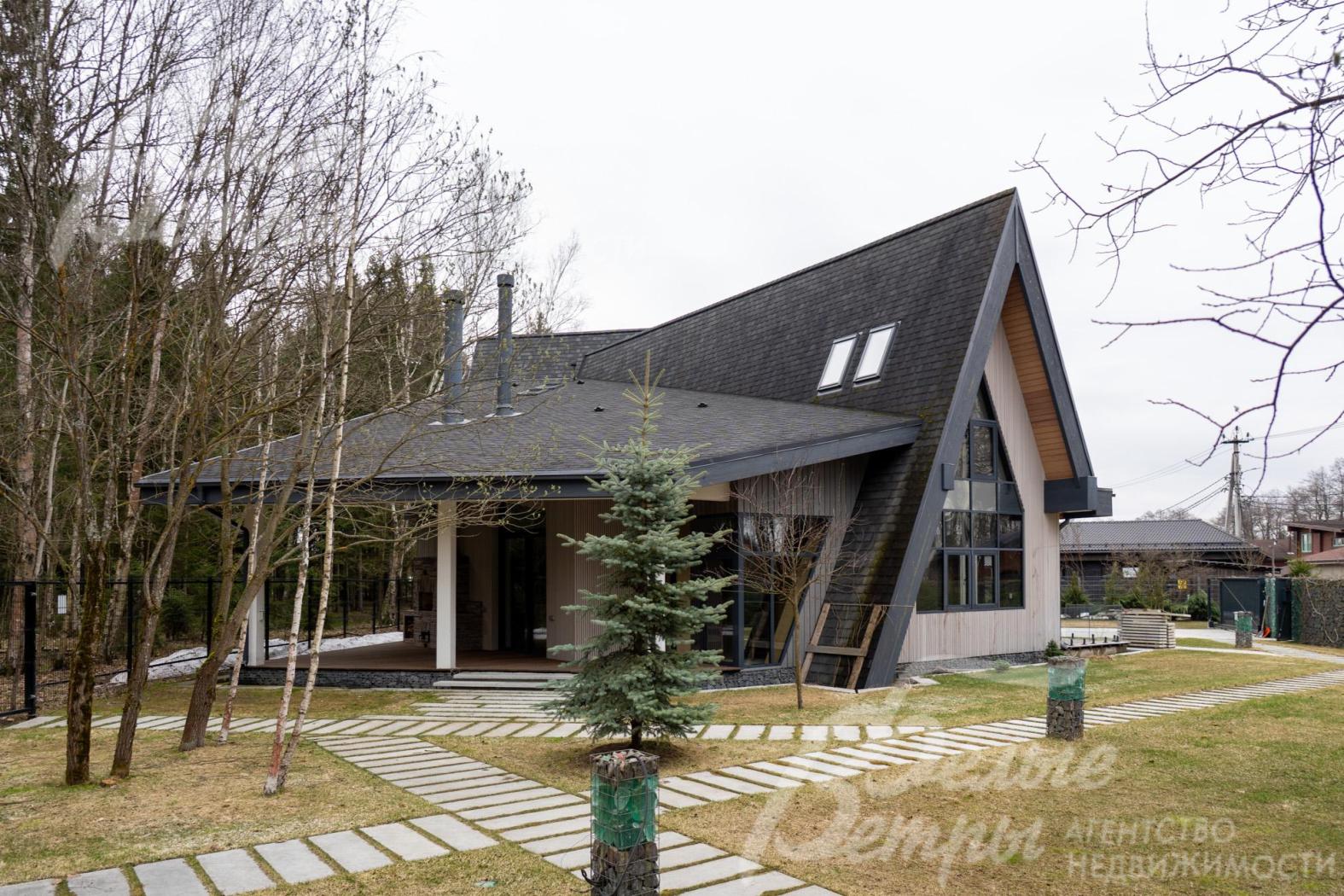 Плиточные дорожки образуют стильный рисунок, визуально расширяют пространство и ведут ко всем зонам