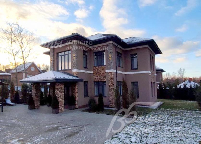 Перед домом организована просторная парковка для автомобилей