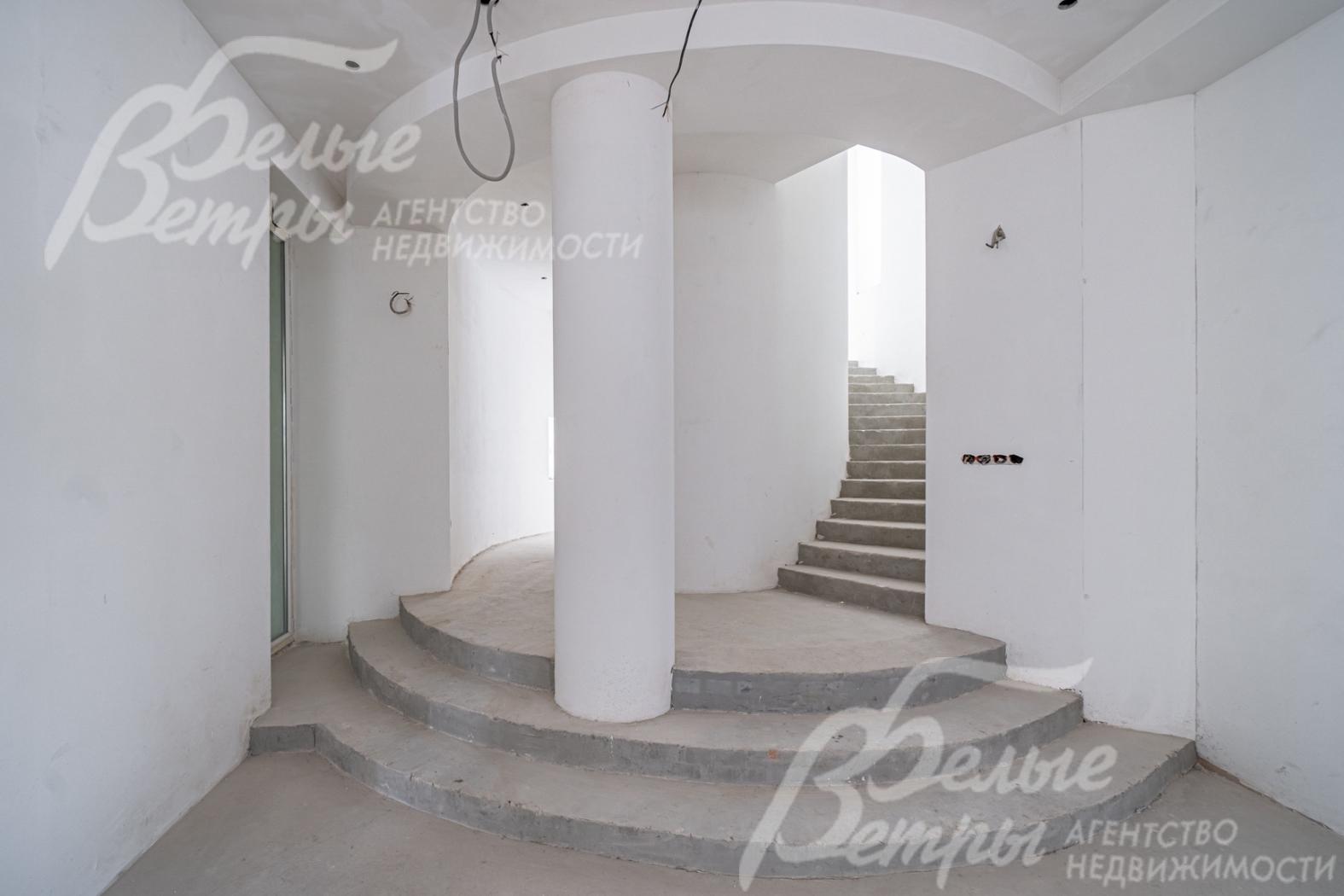 Оригинальная лестница на второй этаж дома.