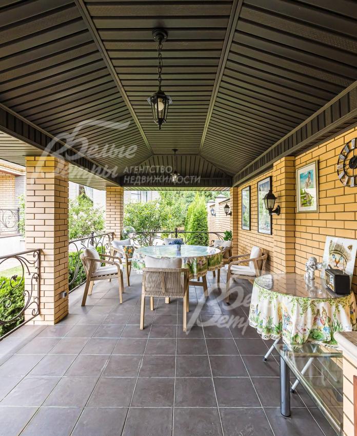 Крытая зона барбекю 28 кв.м в архитектурном стиле дома.